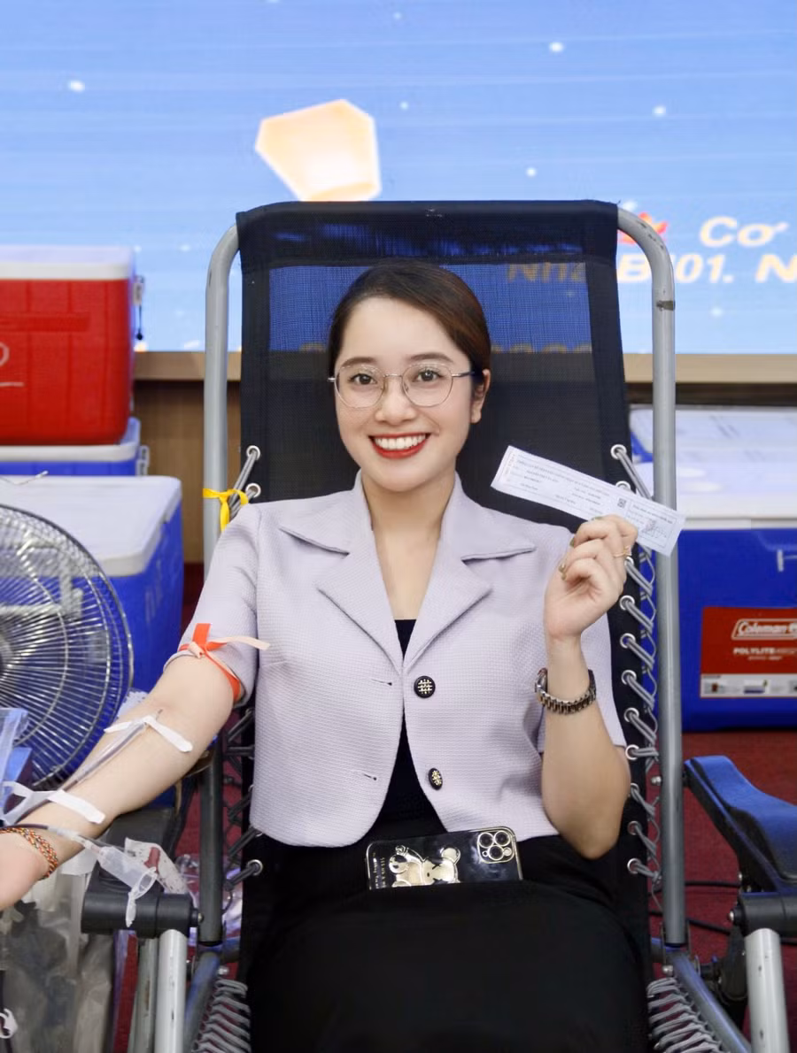 Nữ nhân viên Trường ĐH Mở Hà Nội hạnh phúc khi những giọt máu của mình có thể cứu nhiều người bệnh.