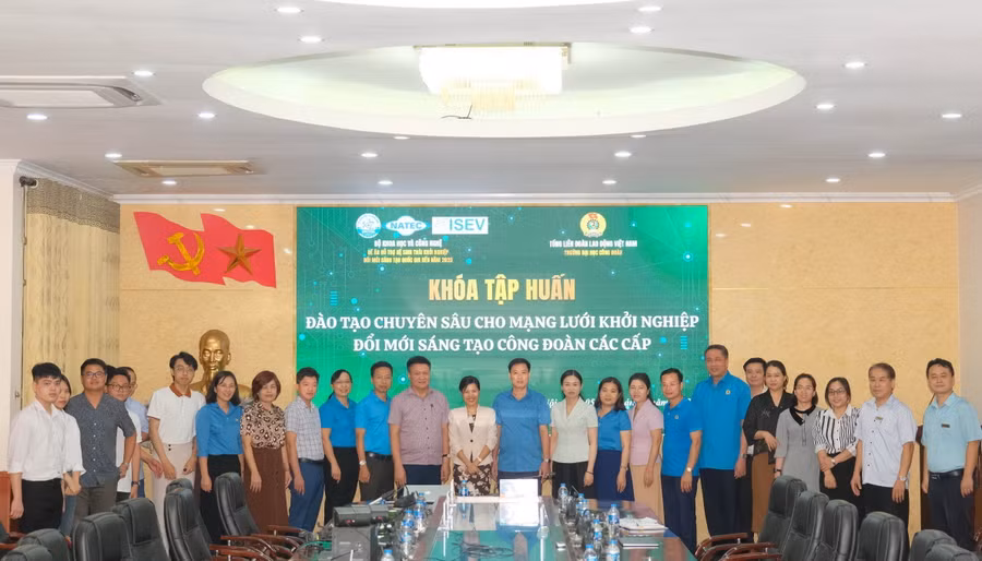 Các chuyên gia, học viên tại khóa tập huấn.