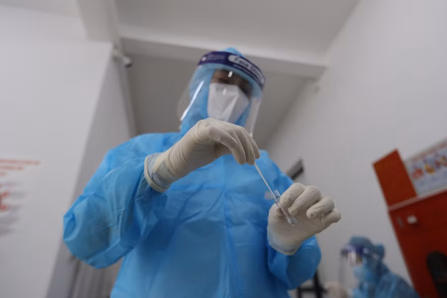 Khoảng 200 mẫu test nhanh Covid-19 cho các cán bộ coi thi tại các điểm thi trên địa bàn Quận Thanh Xuân, đồng thời bố trí các nhân viên y tế túc trực tại các điểm thi.