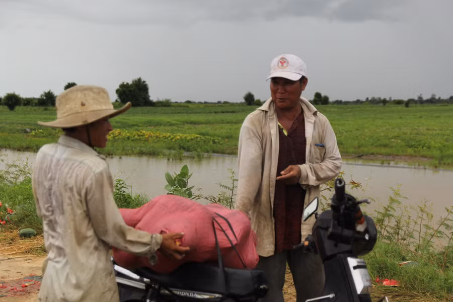 Người dân cố gắng cắt dưa hấu bán lẻ để gỡ gạc chút vốn liếng.