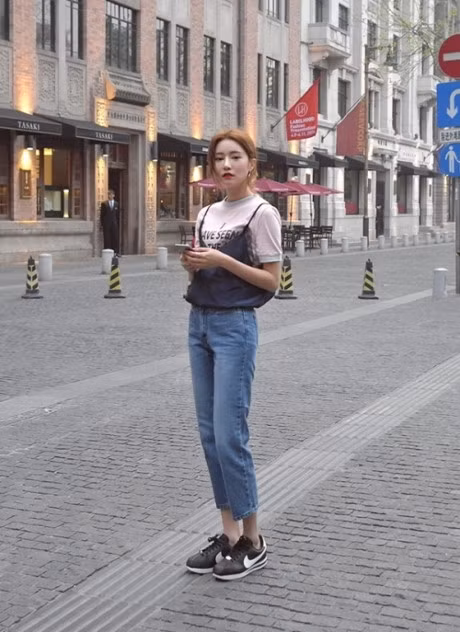 Những kiểu quần jeans không thể thiếu khi xuống phố ngày hè - Ảnh 7 Nhung kieu quan jeans khong the thieu khi xuong pho ngay he - Anh 7