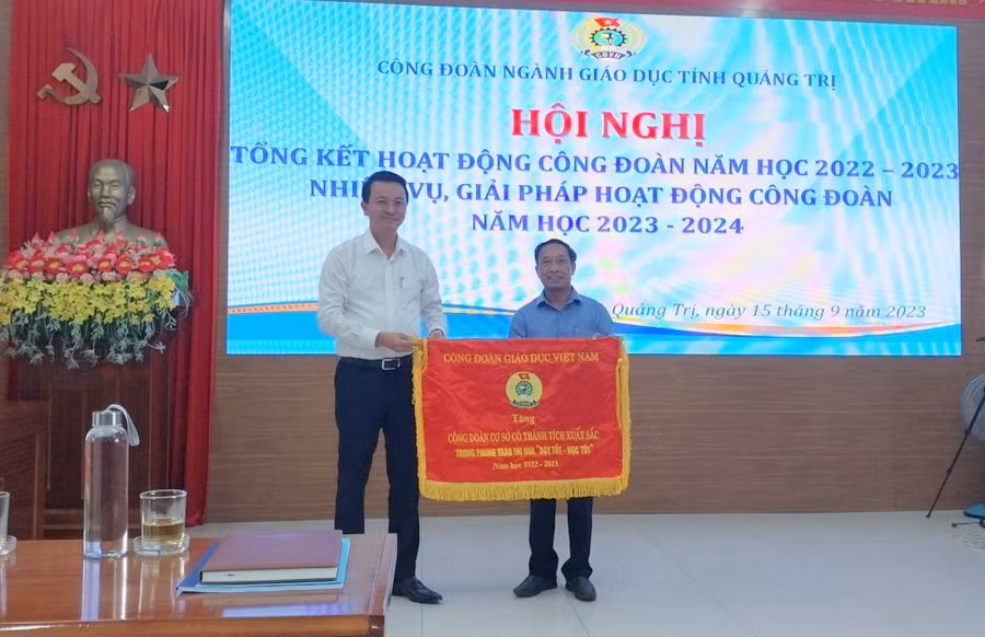 Ông Võ Văn Minh - Phó giám đốc Sở GD&amp;ĐT Quảng Trị trao Cờ thi đua của Công đoàn giáo dục Việt Nam cho các đơn vị.