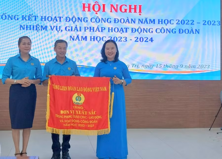 Bà Nguyễn Thị Thu Hà, Phó Chủ tịch LĐLĐ tỉnh trao Cờ thi đua của Tổng Liên đoàn Lao động Việt Nam cho Công đoàn Ngành giáo dục Quảng Trị.