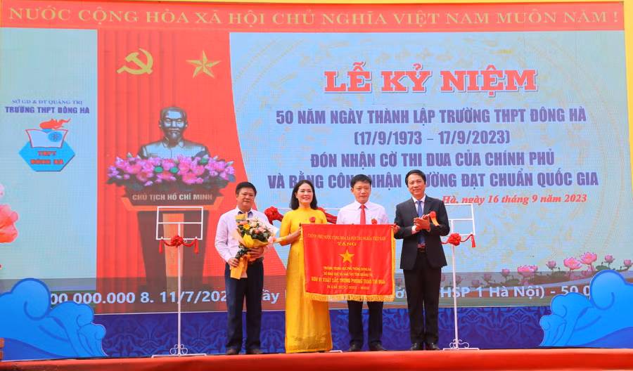 Ông Hoàng Nam - Phó Chủ tịch UBND tỉnh Quảng Trị đã trao Cờ thi đua của Chính phủ.