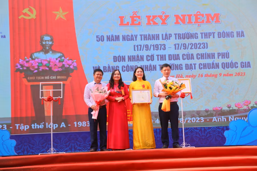 TS Lê Thị Hương - Giám đốc Sở GD&amp;ĐT Quảng Trị trao Bằng khen của Bộ trưởng Bộ GD&amp;ĐT cho Trường THPT Đông Hà.