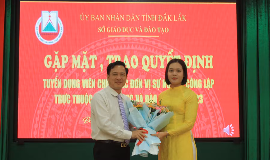 Đại diện thí sinh trúng tuyển nhận chúc mừng từ Sở GD&amp;ĐT và phát biểu tại buổi lễ. (Ảnh: ĐV)