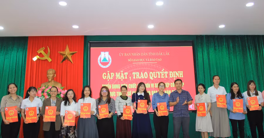 Các thí sinh trúng tuyển nhận quyết định phân công công tác. (Ảnh: ĐV)