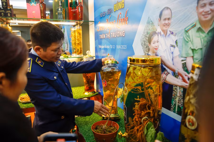 Gian thứ hai sẽ trưng bày giới thiệu các sản phẩm từ sâm như: rượu lá sâm Ngọc Linh; rượu hoa sâm Ngọc Linh… cùng các sản phẩm khác như: trà sâm Ngọc Linh, nước tăng lực sâm Ngọc Linh, tổ yến sâm Ngọc Linh, tổ yến sâm Ngọc Linh K5 Kids, thực phẩm bảo vệ sức khỏe sâm Ngọc Linh, dịch chiết Sâm Ngọc Linh...