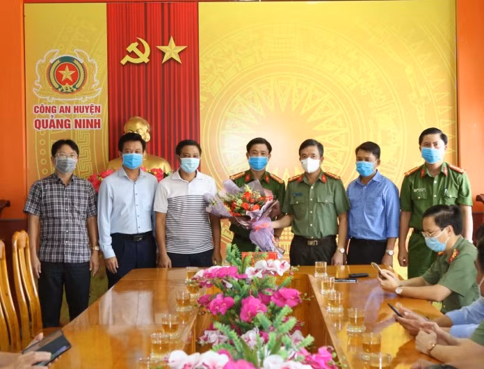 Đại tá Nguyễn Tiến Nam, Giám đốc Công an tỉnh Quảng Bình và lãnh đạo UBND huyện Quảng Ninh thưởng nóng cho Ban chuyên án. Ảnh: Công an tỉnh Quảng Bình