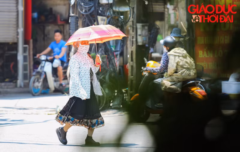 Hầu hết mọi người trang bị đồ chống nắng như áo, mũ, kính, khẩu trang trước khi phải ra ngoài trời.