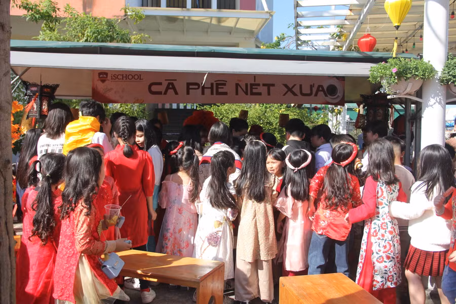 Học sinh hào hứng tham quan các gian hàng.
