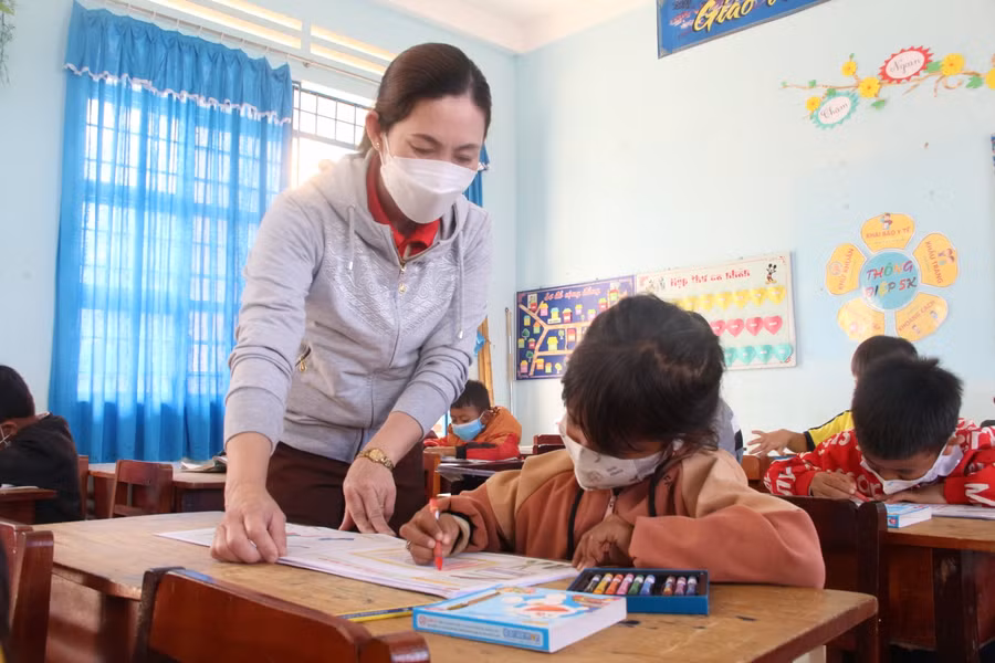 Đối với học sinh dân tộc thiểu số cô Nguyệt Ánh đưa những hình ảnh gần gũi vào bài học để các em dễ dàng tiếp cận, ghi nhớ kiến thức.