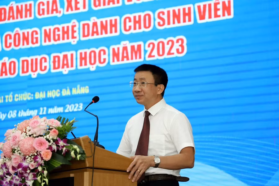 TS Vũ Thanh Bình, Phó Vụ trưởng Vụ KHCN&MT - Bộ GD&ĐT phát biểu tổng kết đánh giá Giải thưởng. TS Vũ Thanh Bình, Phó Vụ trưởng Vụ KHCN&MT - Bộ GD&ĐT phát biểu tổng kết đánh giá Giải thưởng.