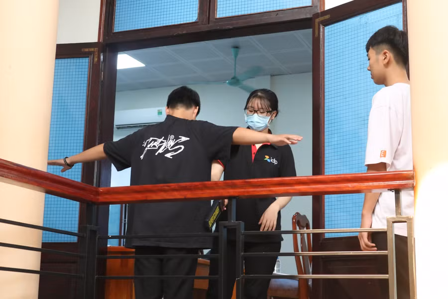 Cán bộ coi thi tiến hành kiểm tra nghiêm ngặt đối với thí sinh thi chứng chỉ IELTS Quốc tế trước khi vào phòng thi