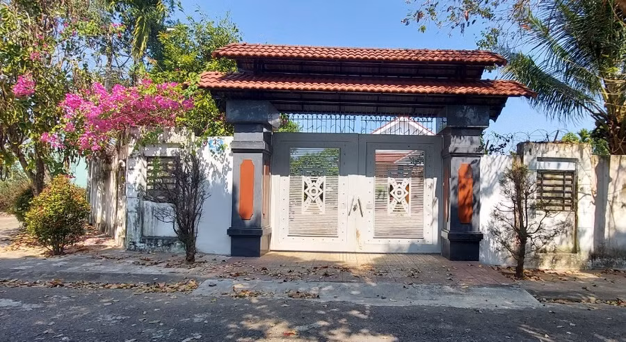 Cổng chính của căn nhà nằm trên đường Nguyễn Lân.