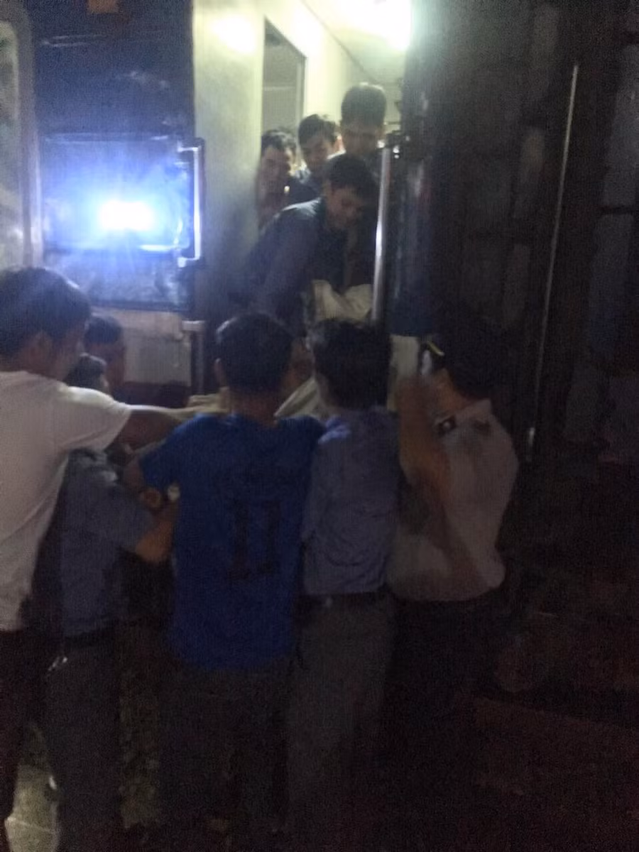 Sản phụ cùng bé gái được chuyển xuống ga Đông Lê để đưa vào bệnh viện.