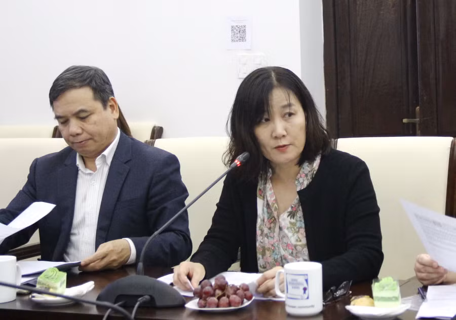 Bà Miki Nozawa - Trưởng ban Giáo dục của UNESCO Việt Nam trao đổi tại hội thảo.
