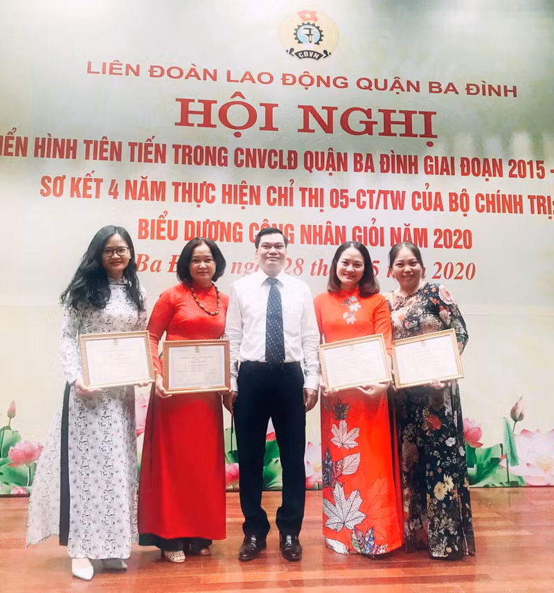 Cô Lê Thị Hồng An được Liên đoàn Lao động quận Ba Đình (Hà Nội) tuyên dương khen thưởng