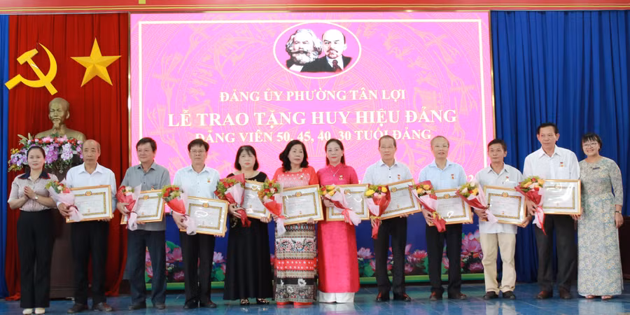 Đảng ủy phường Tân Lợi tổ chức trao Huy hiệu 45 năm tuổi Đảng cho các Đảng viên. (Ảnh: Thành Tâm) Đảng ủy phường Tân Lợi tổ chức trao Huy hiệu 45 năm tuổi Đảng cho các Đảng viên. (Ảnh: Thành Tâm)