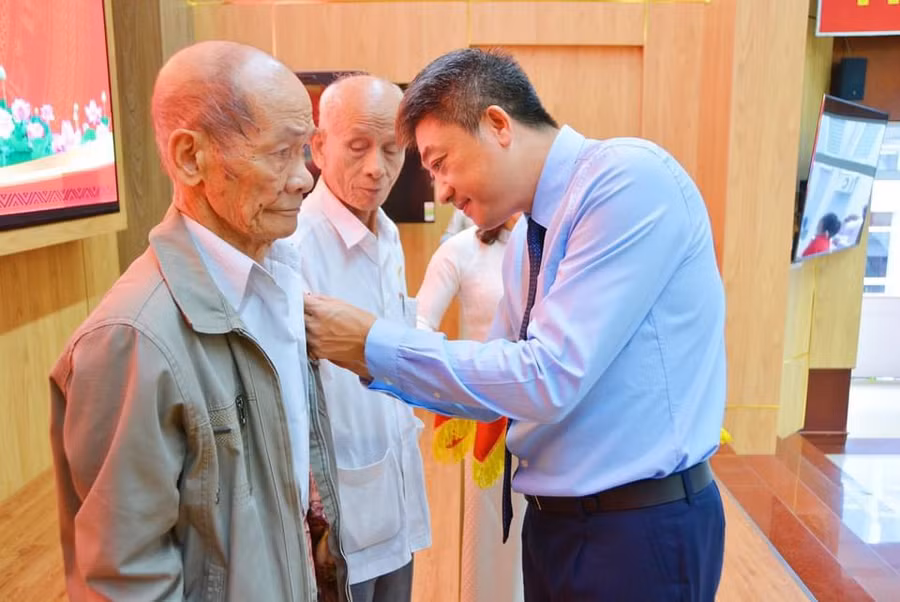 Thành ủy Buôn Ma Thuột trao Huy hiệu Đảng cho các Đảng viên lão thành. (Ảnh: Bảo Hưng) Thành ủy Buôn Ma Thuột trao Huy hiệu Đảng cho các Đảng viên lão thành. (Ảnh: Bảo Hưng)