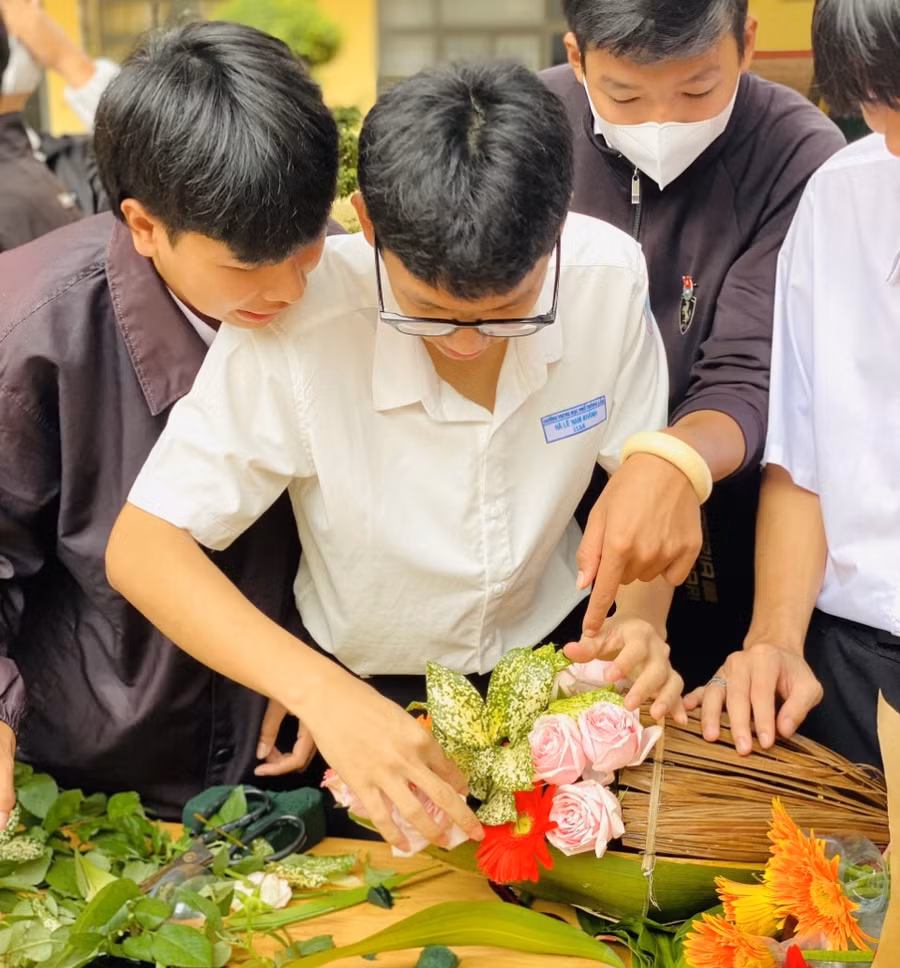 Các nam sinh THPT Lắk thể hiện sự khéo léo, tài năng, sự sáng tạo trong cắm hoa nghệ thuật - Ảnh: TT