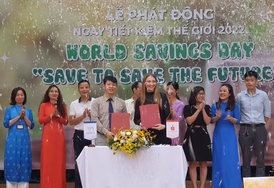 Lễ ký cam kết hành động chương trình kỷ niệm Ngày Tiết kiệm thế giới năm 2022 diễn ra thành công tốt đẹp.