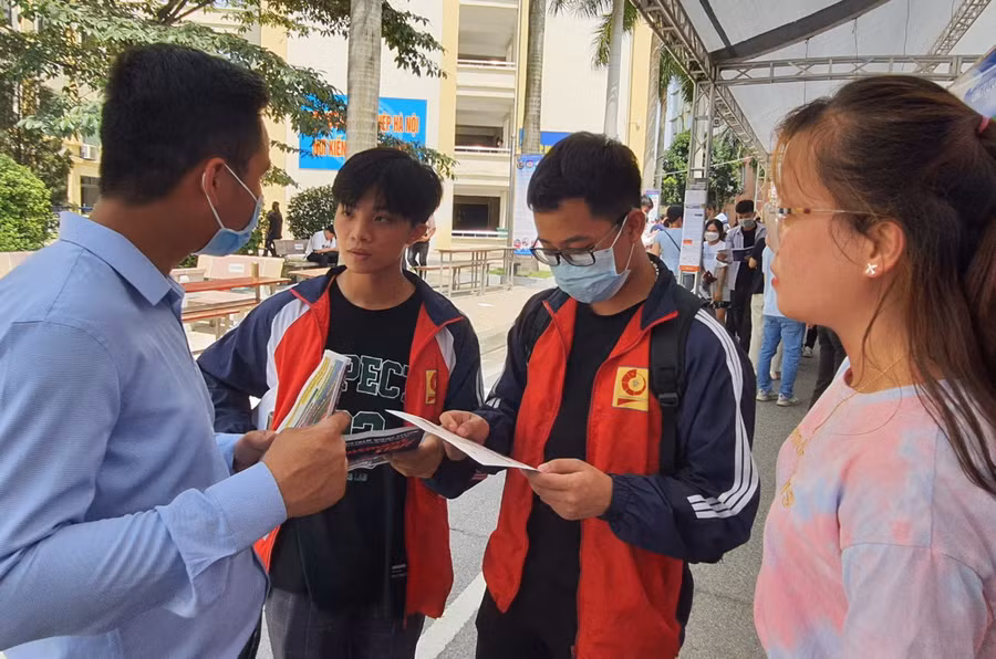 Nhà tuyển dụng tư vấn nhiệt tình cho sinh viên.