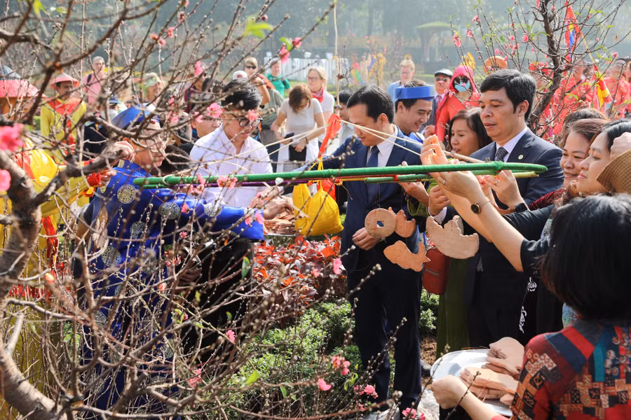 Theo quan niệm dân gian, cây nêu được dựng để đánh dấu thời khắc chuyển giao giữa năm cũ và năm mới, đồng thời còn mang ý nghĩa cầu mong quốc thái dân an, mùa màng tốt tươi.