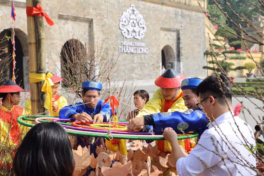 Theo quan niệm dân gian, cây nêu được dựng để đánh dấu thời khắc chuyển giao giữa năm cũ và năm mới, đồng thời còn mang ý nghĩa cầu mong quốc thái dân an, mùa màng tốt tươi.
