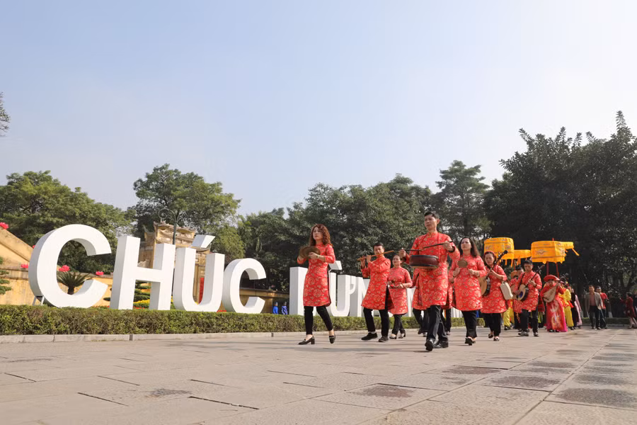 Sau khi tiễn ông Công, ông Táo về trời, đoàn rước di chuyển đến khu vực Đoan Môn để dựng cây nêu ngày Tết.