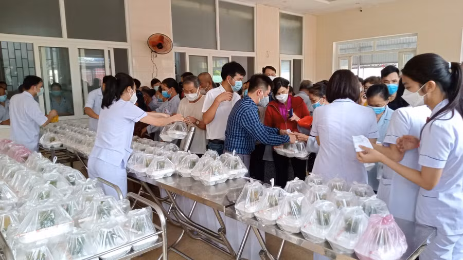 Trước đó, Văn phòng báo đã trao 200 suất ăn cho Bệnh viện Ung bướu Đà Nẵng; 100 suất ăn cho Bệnh viện Đa khoa Thành phố; 200 suất ăn tại Bệnh viện Đa khoa tỉnh và Bênh viện Tâm thần Hà Tĩnh.