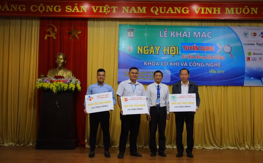 Các doanh nghiệp tham gia tuyển dụng tặng quà ủng hộ Ngày hội việc làm