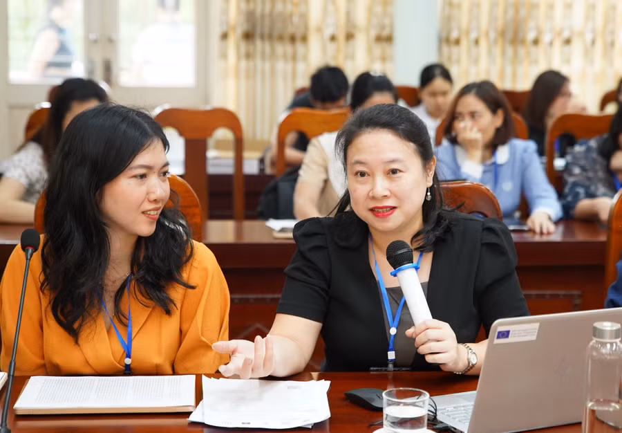 ThS Ngô Phương Dung (bên phải) và ThS Nguyễn Mỹ Linh trao đổi tại hội thảo.