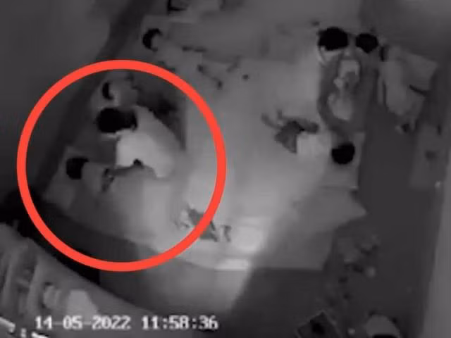 Hình ảnh cô giáo trùm túi bóng đen vào đầu và đánh trẻ được camera ghi lại.