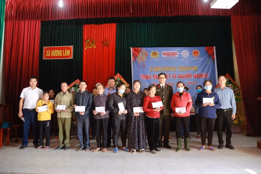 Công an Hà Tĩnh hỗ trợ 30 suất quà Tết cho bà con xã Hương Lâm đón Tết. Công an Hà Tĩnh hỗ trợ 30 suất quà Tết cho bà con xã Hương Lâm đón Tết.