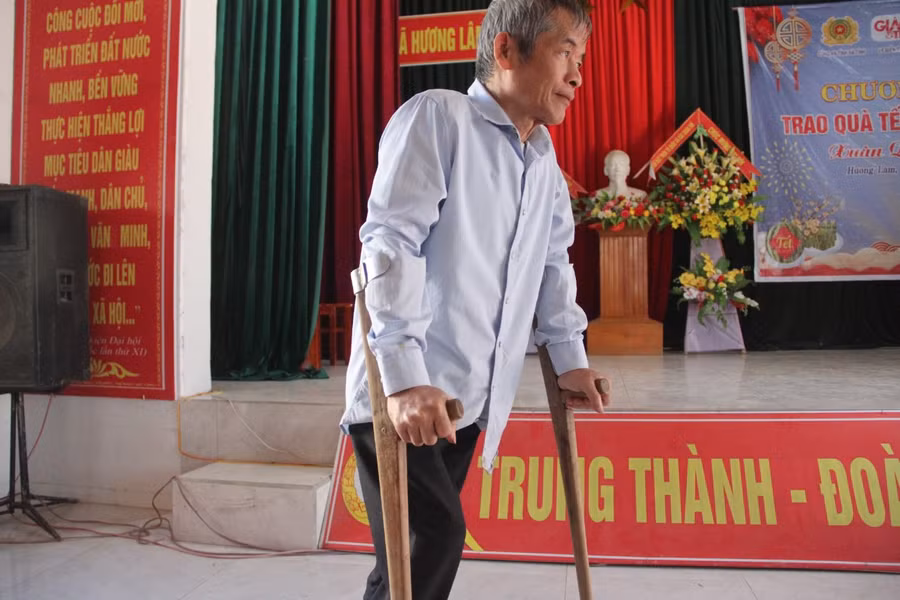 Các hộ dân nhận quà dịp này có hoàn cảnh rất éo le như thuộc hộ nghèo, người già neo đơn, người tàn tật... Các hộ dân nhận quà dịp này có hoàn cảnh rất éo le như thuộc hộ nghèo, người già neo đơn, người tàn tật...