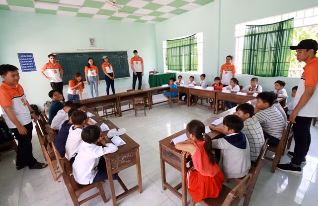 Trong một lớp học ngoại ngữ cho học sinh tiểu học.