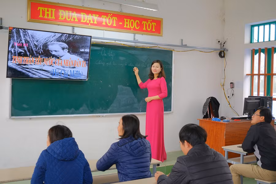 Giáo viên Trường THCS Hải Lý, huyện Hải Hậu dạy học trực tuyến trong những ngày giãn cách xã hội