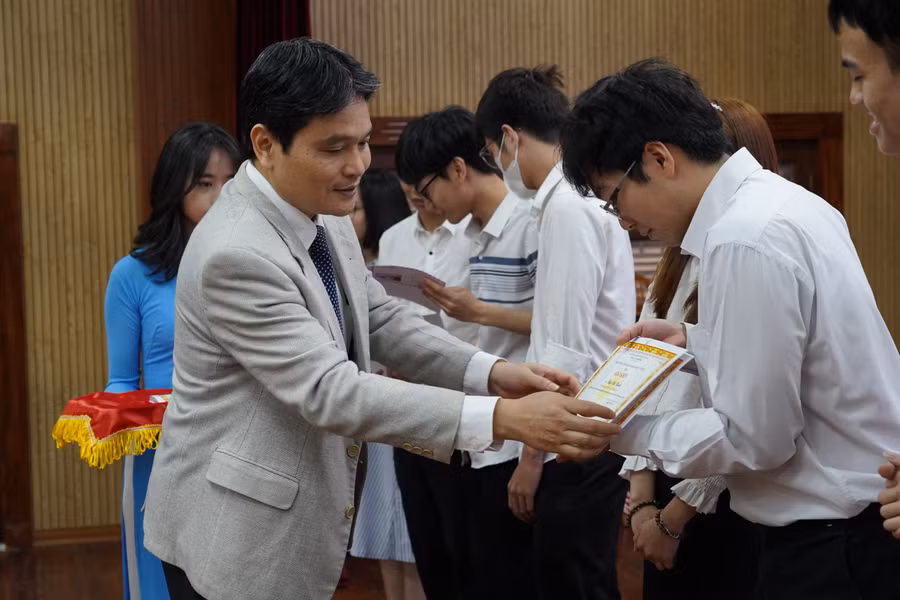 PGS.TS Trần Quốc Bình trao giải cho các sinh viên. PGS.TS Trần Quốc Bình trao giải cho các sinh viên.