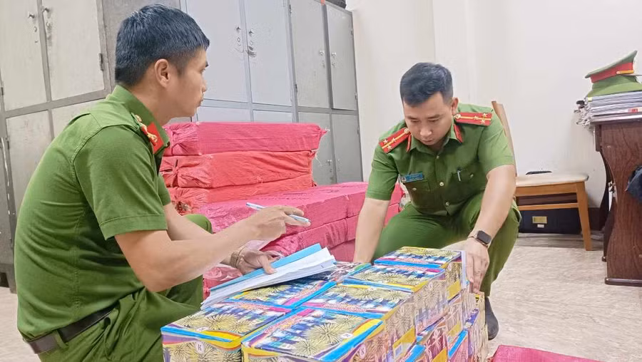 Lực lượng Công an kiểm tra số lượng pháo hoa nổ. (Ảnh: SĐ) Lực lượng Công an kiểm tra số lượng pháo hoa nổ. (Ảnh: SĐ)