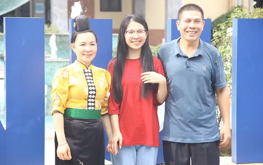 Tân sinh viên Cầm Huyền Nhung cùng bố, mẹ trong ngày nhập học.
