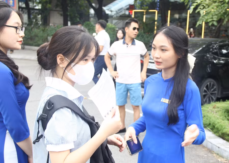 Sinh viên tình Nguyện Phạm Thị Ngọc Kiều nhiệt tình hướng dẫn sinh viên khi đến nhập học.