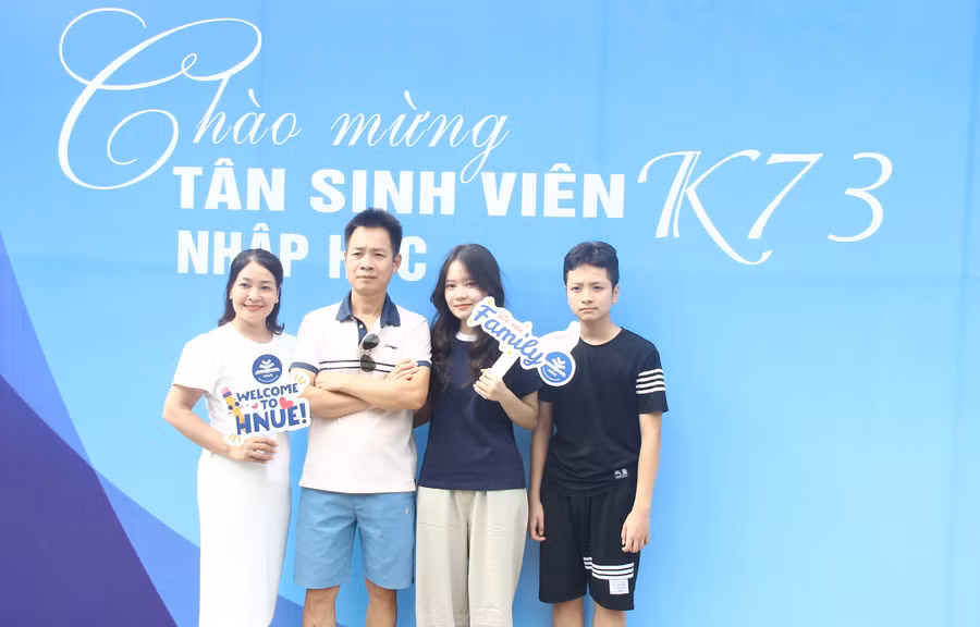 Nhiều tân sinh viên được cả gia đình đồng hành trong ngày đầu nhập trường.
