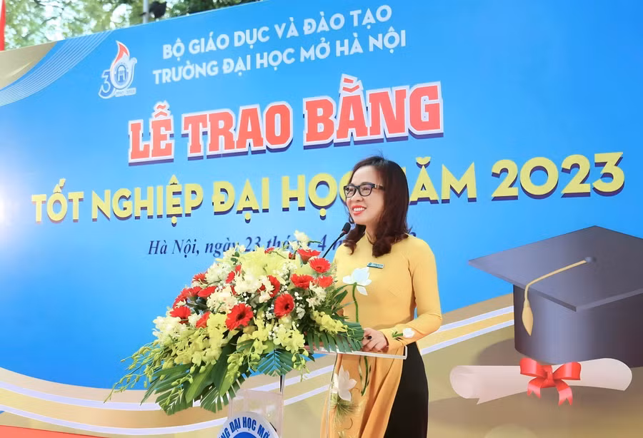 PGS.TS Nguyễn Thị Nhung phát biểu tại buổi lễ trao bằng tốt nghiệp cho sinh viên của Trường. PGS.TS Nguyễn Thị Nhung phát biểu tại buổi lễ trao bằng tốt nghiệp cho sinh viên của Trường.