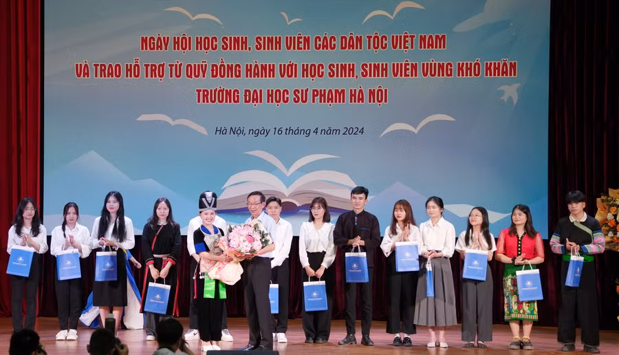 Sinh viên Xồng Vi Va và các sinh viên nhận quà và trao hỗ trợ từ Quỹ Đồng hành với học sinh, sinh viên vùng khó khăn của Trường ĐH Sư phạm Hà Nội.