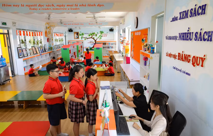 Thư viện trường Tiểu học Kim Đồng (Ba Đình, Hà Nội) ứng dụng phần mềm quản lý và quét mã giúp việc quản lý, theo dõi học sinh mượn sách trở nên thuận tiện hơn.