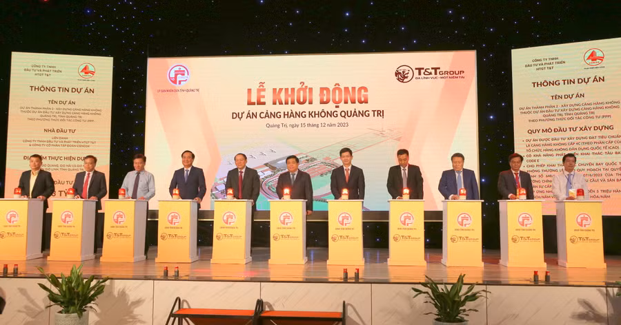 Lãnh đạo Bộ KH&ĐT, tỉnh Quảng Trị và đại diện nhà đầu tư thực hiện nghi thức khởi động Dự án sân bay Quảng Trị. (Ảnh: Đ. Đức) Lãnh đạo Bộ KH&ĐT, tỉnh Quảng Trị và đại diện nhà đầu tư thực hiện nghi thức khởi động Dự án sân bay Quảng Trị. (Ảnh: Đ. Đức)