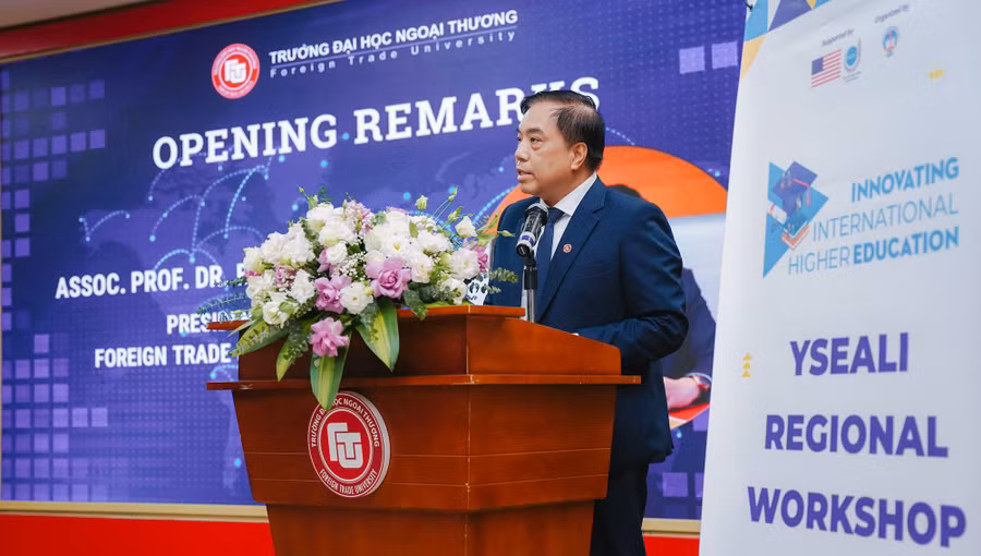 PGS.TS Bùi Anh Tuấn - Hiệu trưởng Trường ĐH Ngoại thương phát biểu tại chương trình. PGS.TS Bùi Anh Tuấn - Hiệu trưởng Trường ĐH Ngoại thương phát biểu tại chương trình.