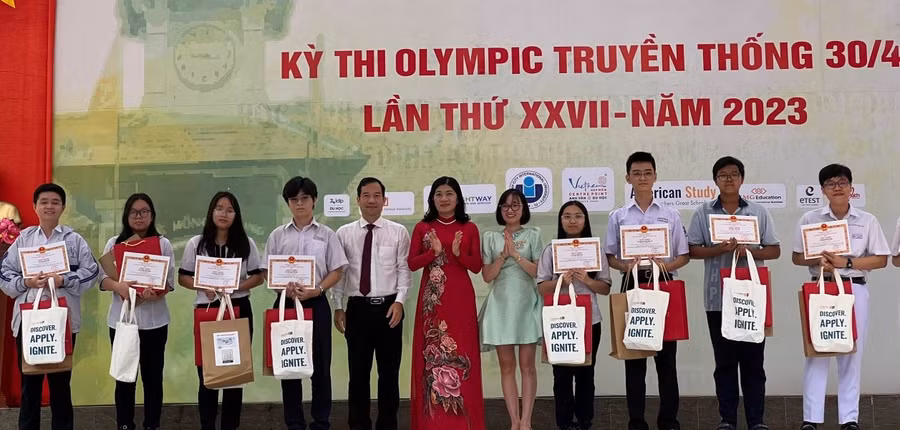 Ban tổ chức trao Giấy khen cho các học sinh xuất sắc tại kỳ thi (ảnh: ĐB).