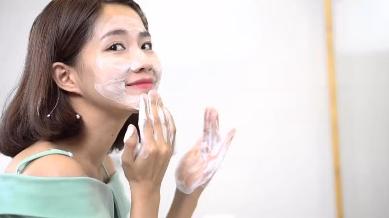 Làm sạch da cẩn thận sẽ giúp bảo vệ da, phòng ngừa lão hóa da diễn ra sớm